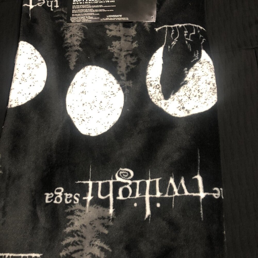 The Twilight Saga Soft Plush Throw, 50in W x 70in L (127 cm x178 cm), Black - Picture 3 of 4